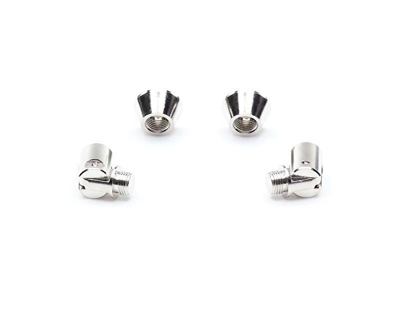 Cztery srebrne metalowe śruby leżą na białym tle, dwie stoją pionowo, a dwie ułożone są poziomo. Mają kształt cylindryczny i odbijają światło.