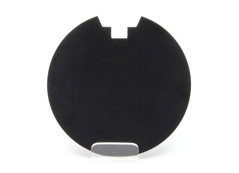 Czarna, okrągła tarcza stoi pionowo na przezroczystym stojaku. Na górze widać prostokątne wycięcie.