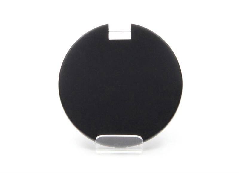 Czarny krąg prezentowany na przezroczystym stojaku.