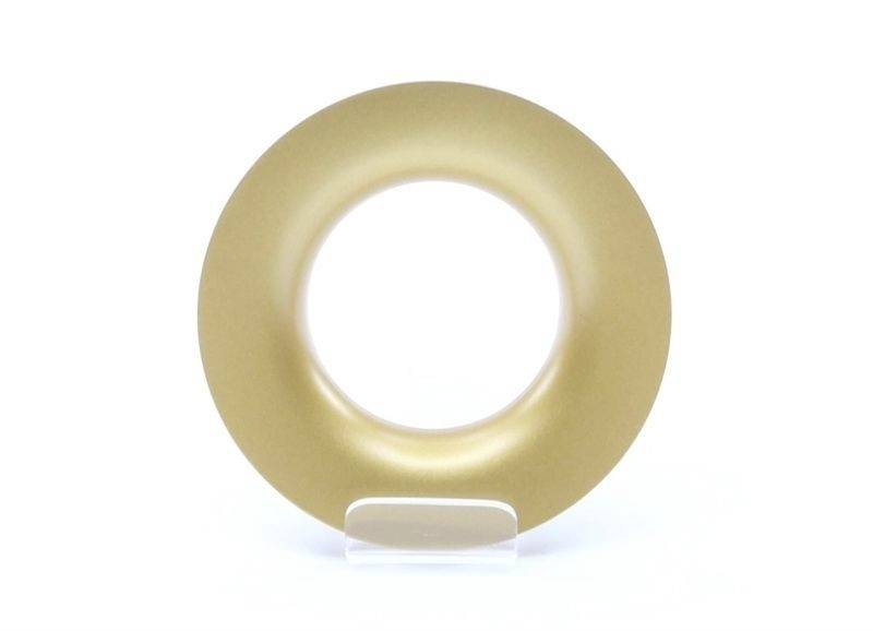 Złoty pierścień w kształcie pączka stoi na przezroczystym stojaku.