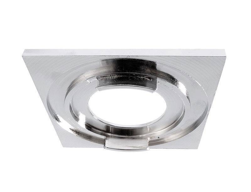 Kwadratowy, chromowany reflektor podtynkowy z okrągłym otworem pośrodku, odpowiedni do montażu sufitowego.
