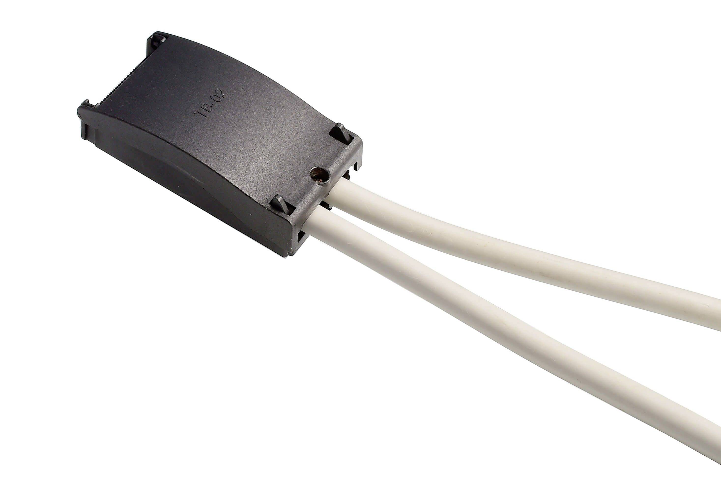 Czarny łącznik łączący dwa białe przewody.