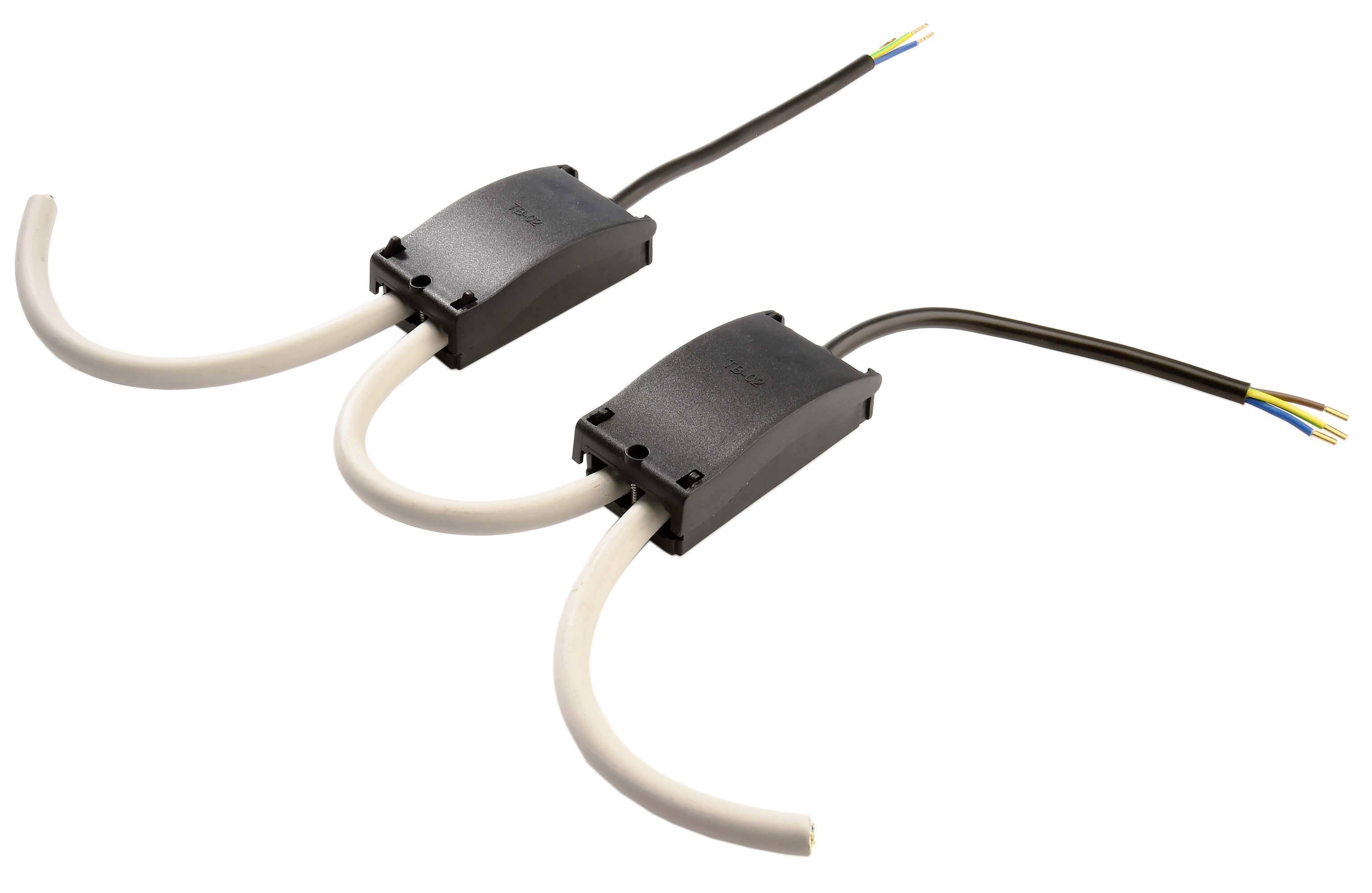 Dwa czarne urządzenia elektroniczne z przewodami. Każde urządzenie posiada trzy przewody: brązowy i niebieski z zaciskami oraz czarny przewód połączeniowy.