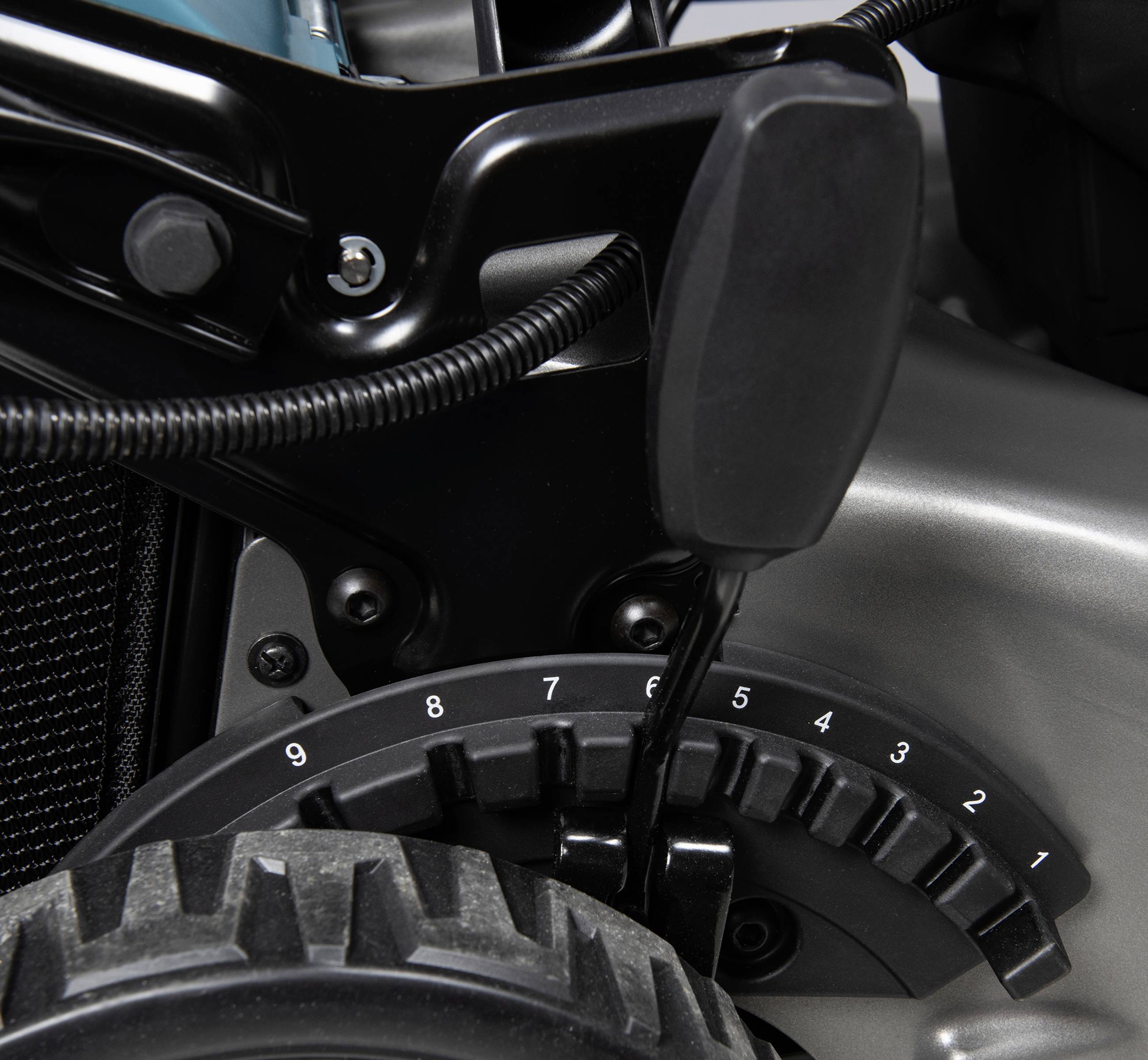 Zbliżenie na przerzutkę roweru z numerami od jeden do dziewięć, wskazującymi ustawienie przekładni.