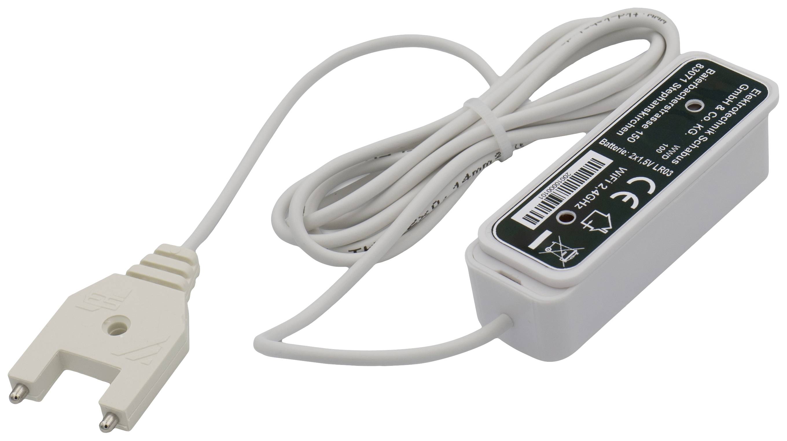 Biały elektroniczny sprzęt z przewodem, prawdopodobnie adapter ładowarki, z informacjami technicznymi na górnej powierzchni.