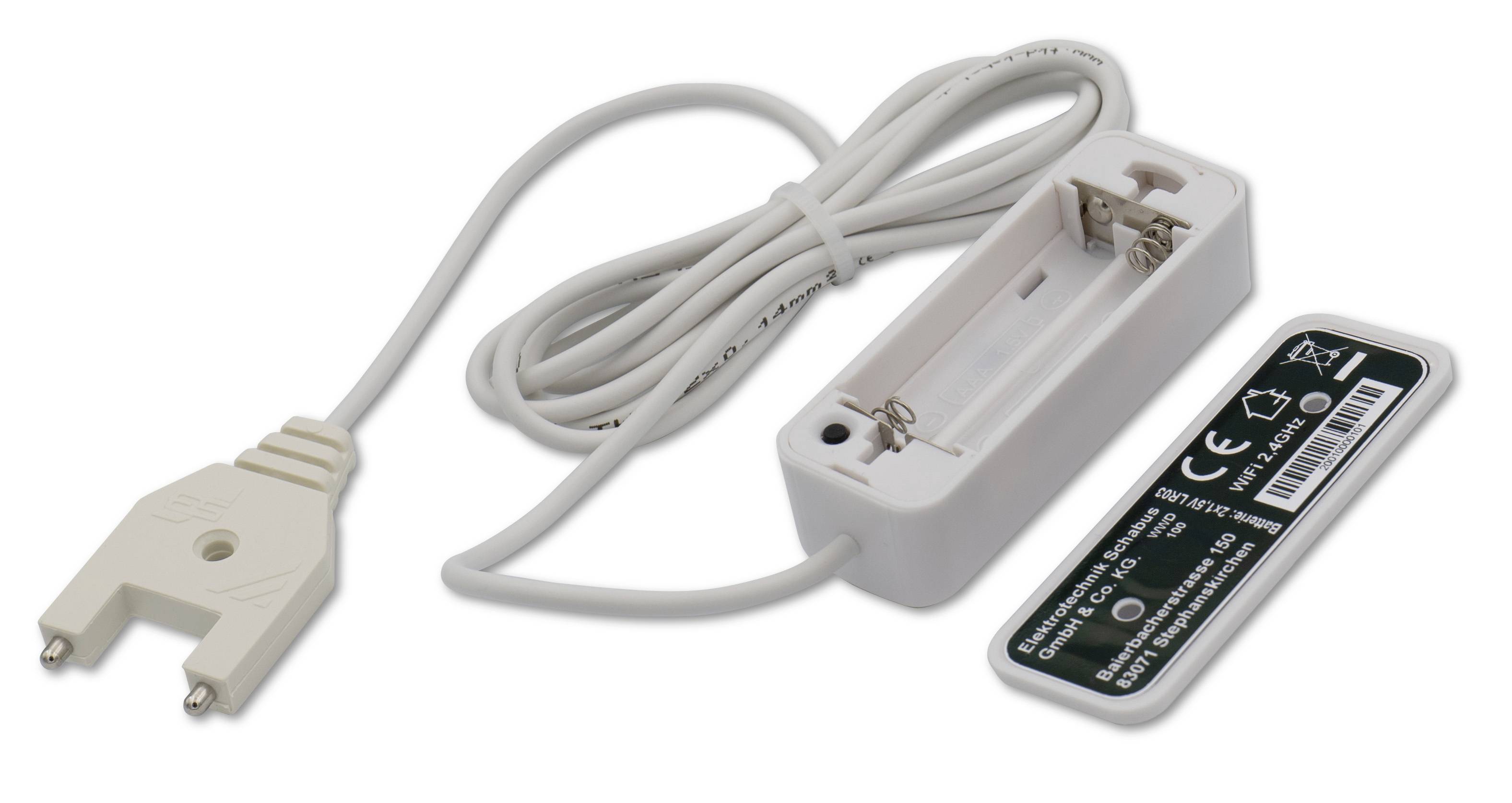 Białe gniazdo baterii ze zdjętą pokrywą i zintegrowanym przewodem zakończonym wtyczką dwubiegunową.