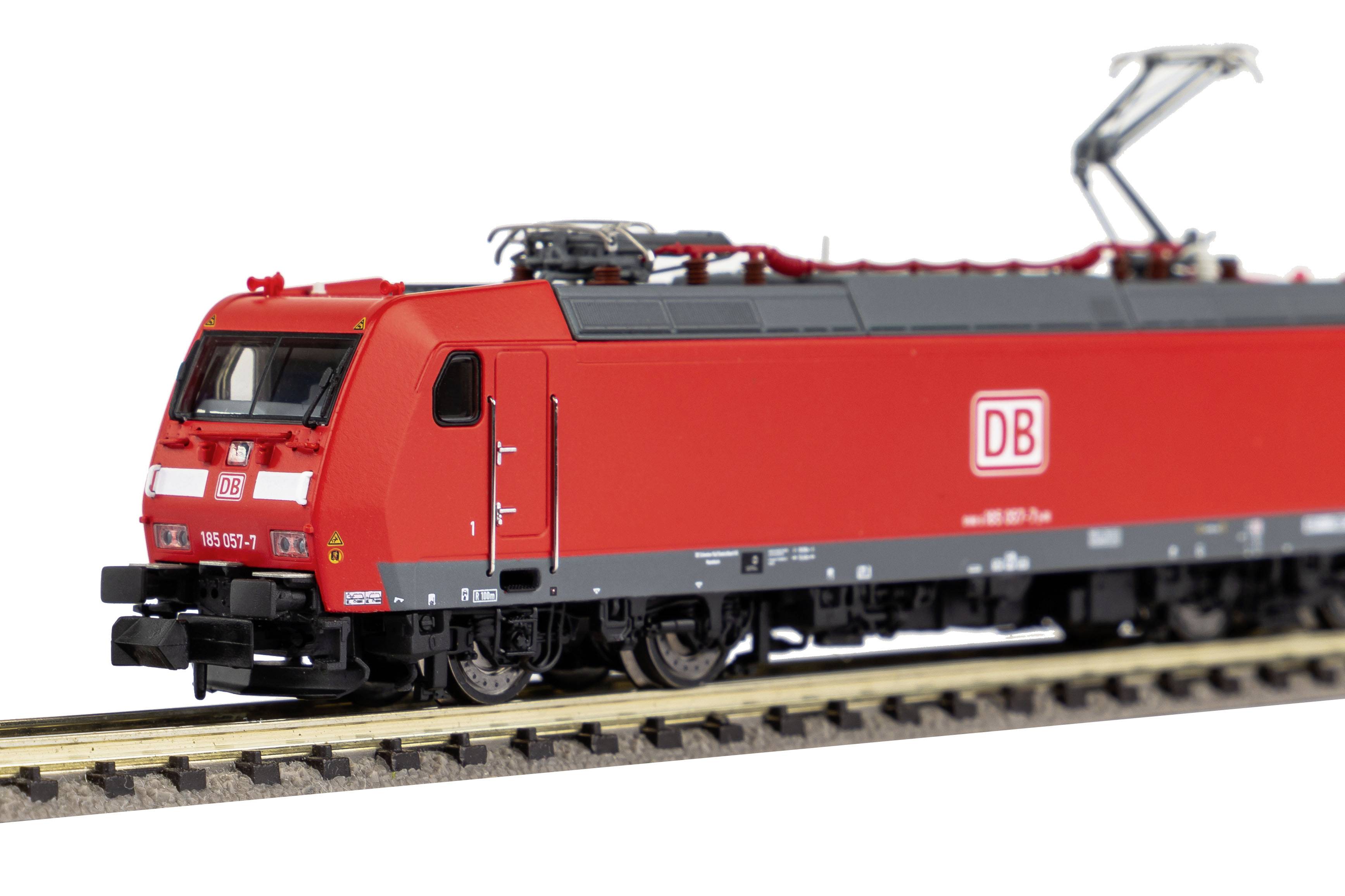 Czerwony model lokomotywy Deutsche Bahn na torach, prezentujący szczegóły techniczne takie jak pantograf i logo.
