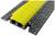 Żółto-czarna osłona kabli o antypoślizgowej powierzchni z miejscem na wiele przewodów, idealna do zastosowań na placach budowy lub podczas imprez.