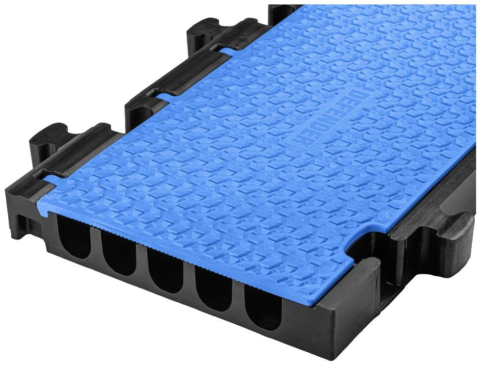 Niebieska pokrywa podłogowa z czarnym elementem obrzeżowym, wykonana z strukturowanego tworzywa sztucznego zapewniającego zwiększoną antypoślizgowość i stabilność.
