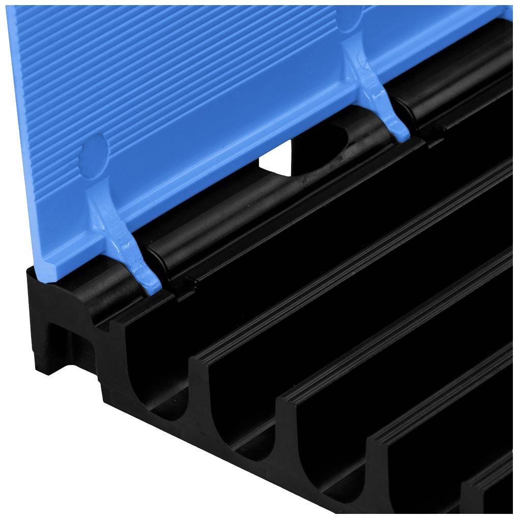 Ryflowana czarna podłoga z tworzywa sztucznego z niebieskim wkładem. Wkład wydaje się być precyzyjnie dopasowany do profilu podłogi.