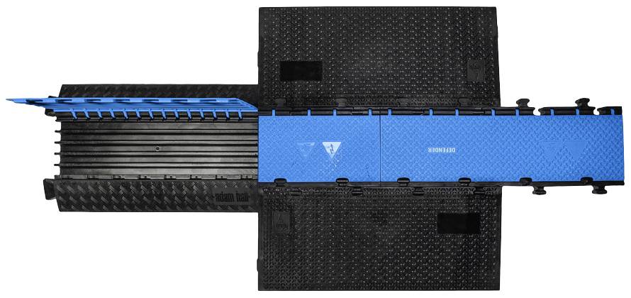 Ortogonalny widok niebieskiej, modularnej kładki kablowej z czarnymi rozszerzeniami, która zabezpiecza i przykrywa wiele przewodów.
