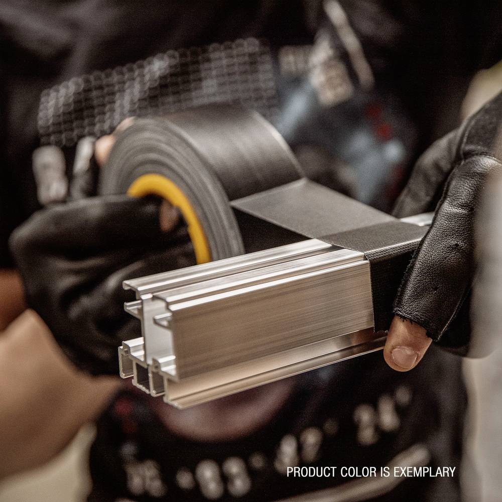 Zbliżenie dłoni trzymających profil wyciskany z aluminium oraz rolkę czarnej taśmy klejącej. Tekst w prawym dolnym rogu: 'KOLOR PRODUKTU MA CHARAKTER POGLĄDOWY'.