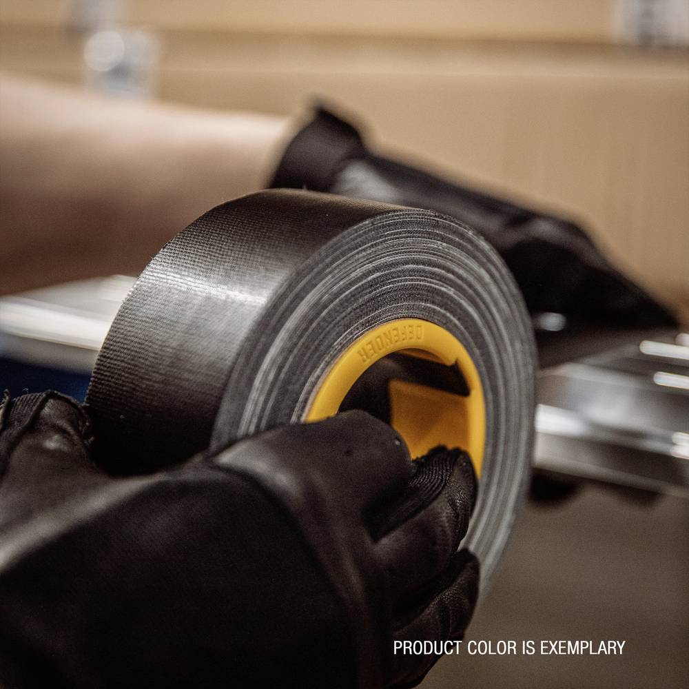 Osoba trzyma rolkę taśmy klejącej. W tle widać nieostre obiekty. U dołu po prawej stronie znajduje się tekst „Kolor produktu jest przykładowy".