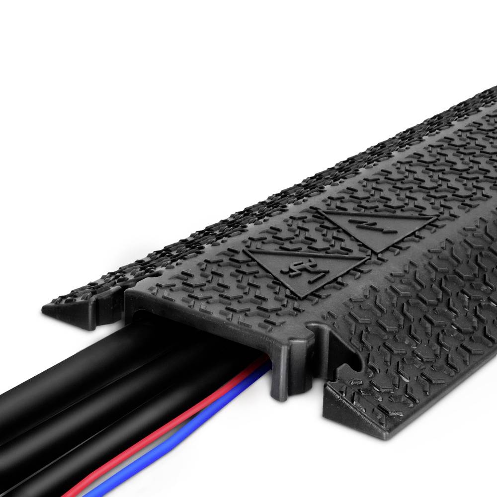 Gumowa osłona najazdowa z antypoślizgową powierzchnią; chroni kable przed uszkodzeniami spowodowanymi ruchem. Idealna na imprezy.