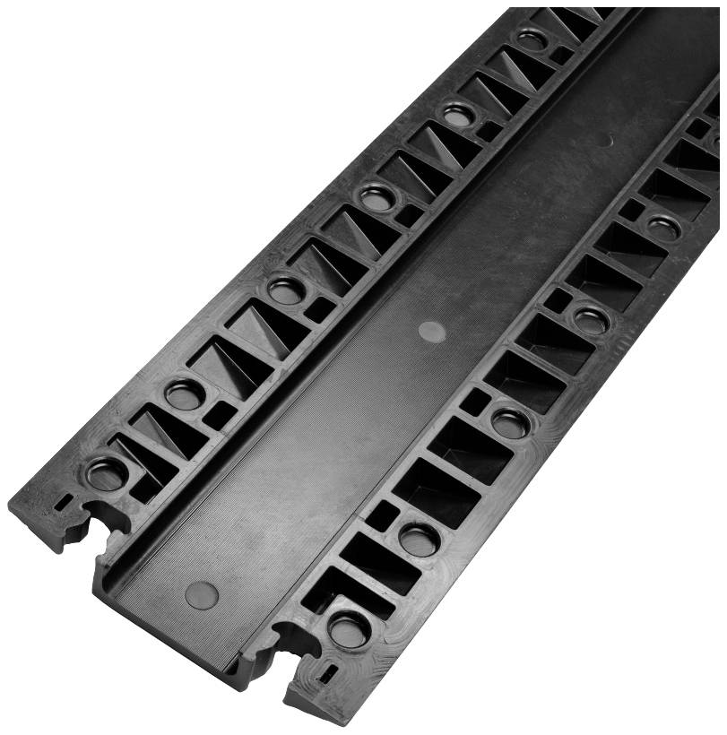 Czarna plastikowa rynna odpływowa z kratką, o prostokątnych otworach wzdłuż boków, stosowana w systemach odwadniających.