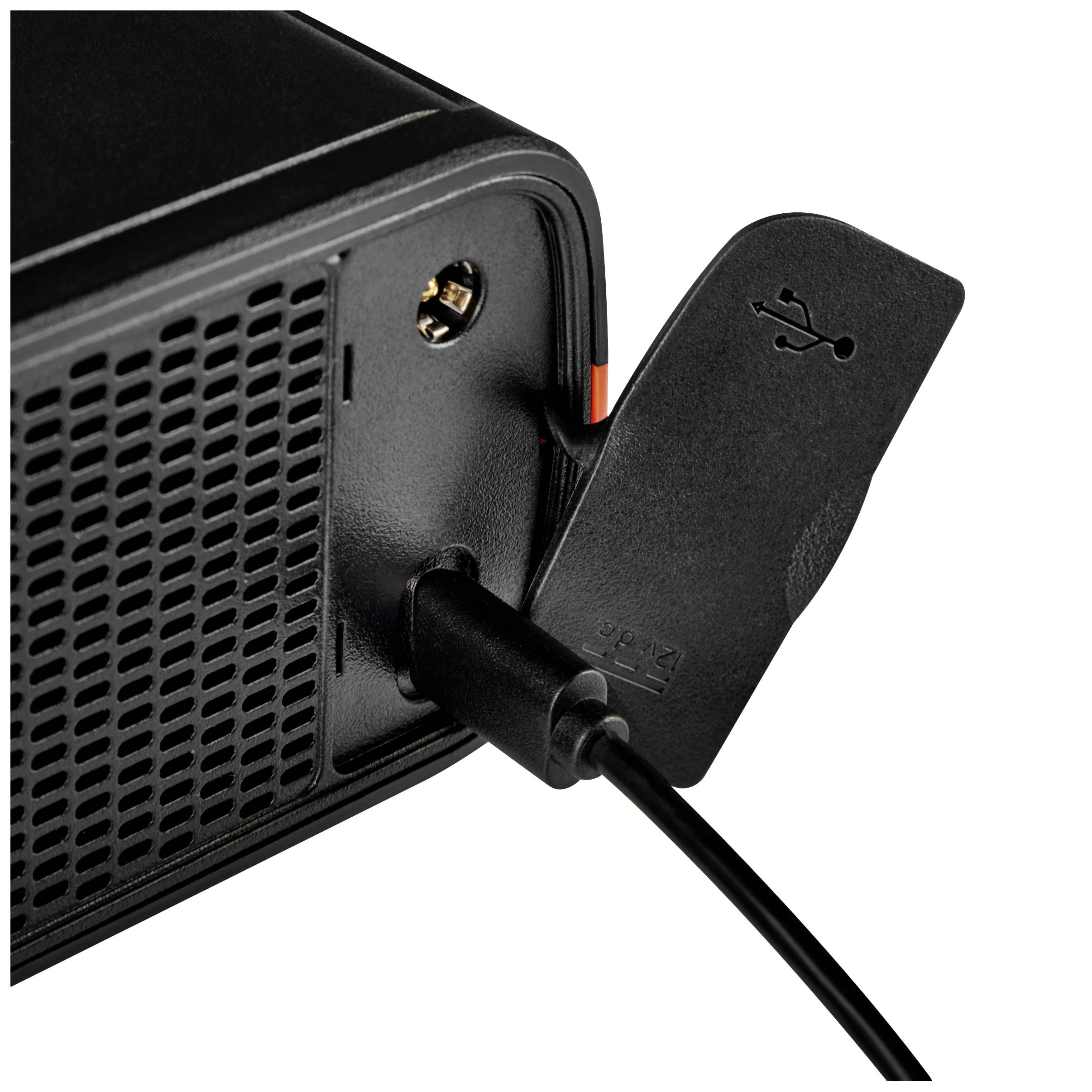 Zbliżenie czarnego urządzenia z podłączonym przewodem zasilającym i odkrytą pokrywą USB z tyłu.