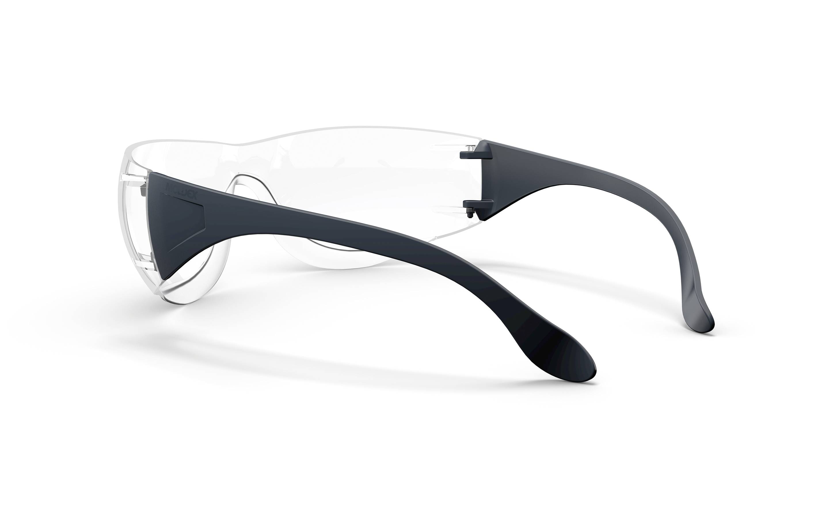 Okulary ochronne z przezroczystymi szkłami i czarnymi oprawkami, na białym tle.