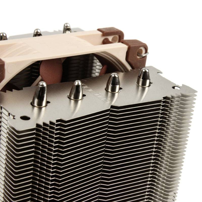 Srebrny radiator procesora z wieloma aluminiowymi żeberkami i czterema miedzianymi rurkami cieplnymi, przeznaczony do wydajnego chłodzenia procesorów komputerowych.