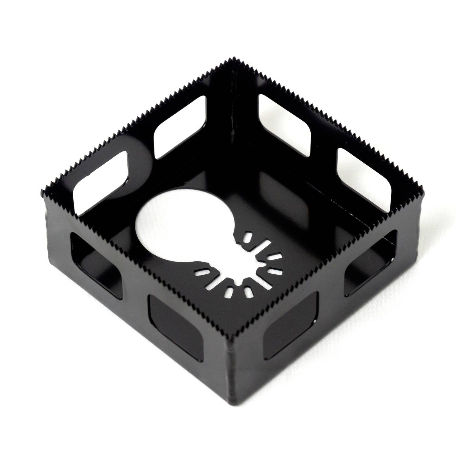 Czarny metalowy stelaż z kwadratowymi wycięciami i wyciętą żarówką w podłodze, prezentacja kreatywnego pomysłu.