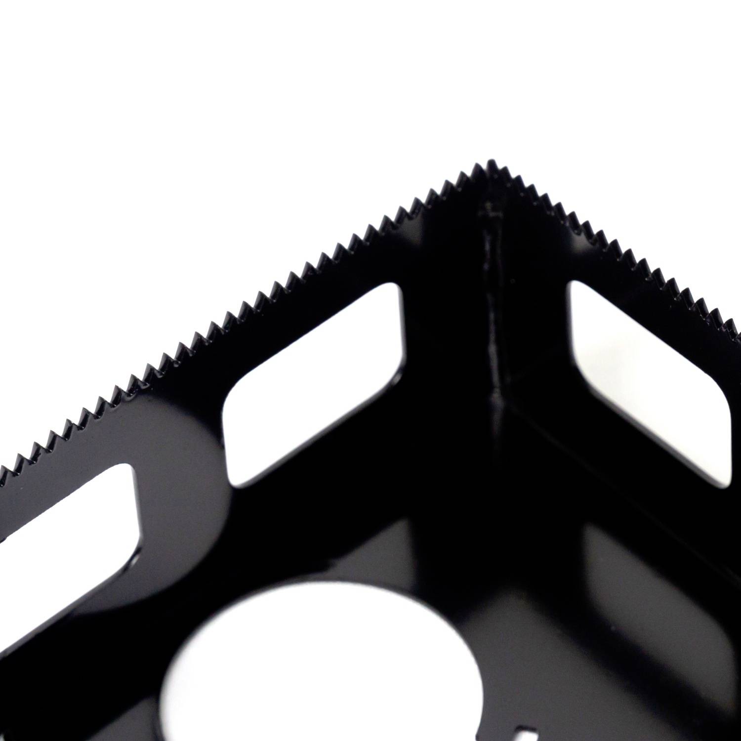 Czarna, kanciastа struktura z tworzywa sztucznego z otworami. Wygląda na stabilną i nadaje się do zastosowań technicznych lub przemysłowych.