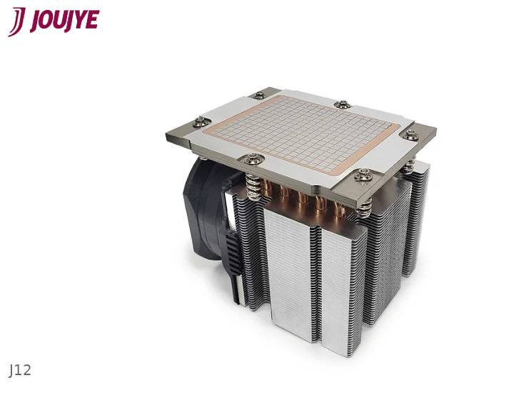 Chłodnica procesora 'JOUYIE CPU-Kühler J12' prezentuje duży radiator z miedzianą płytą bazową, aluminiowymi żeberkami i zamontowanym wentylatorem.