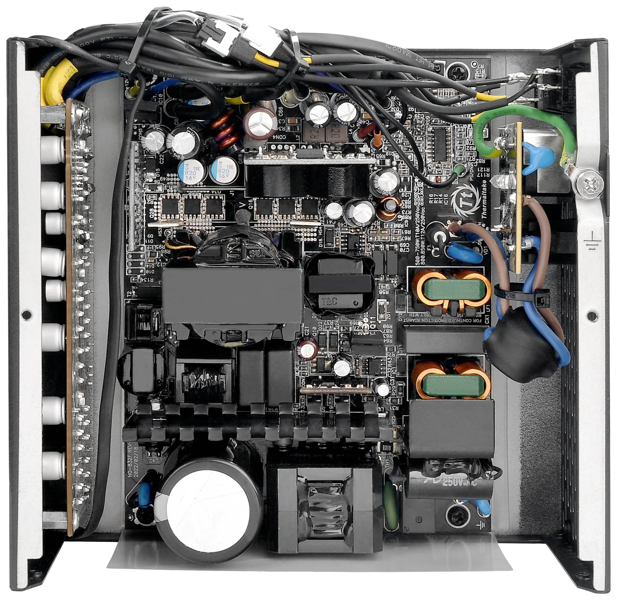 Otwarta obudowa komputerowa z widocznymi elementami elektronicznymi i okablowaniem, ukazująca wewnętrzną strukturę i rozmieszczenie podzespołów.