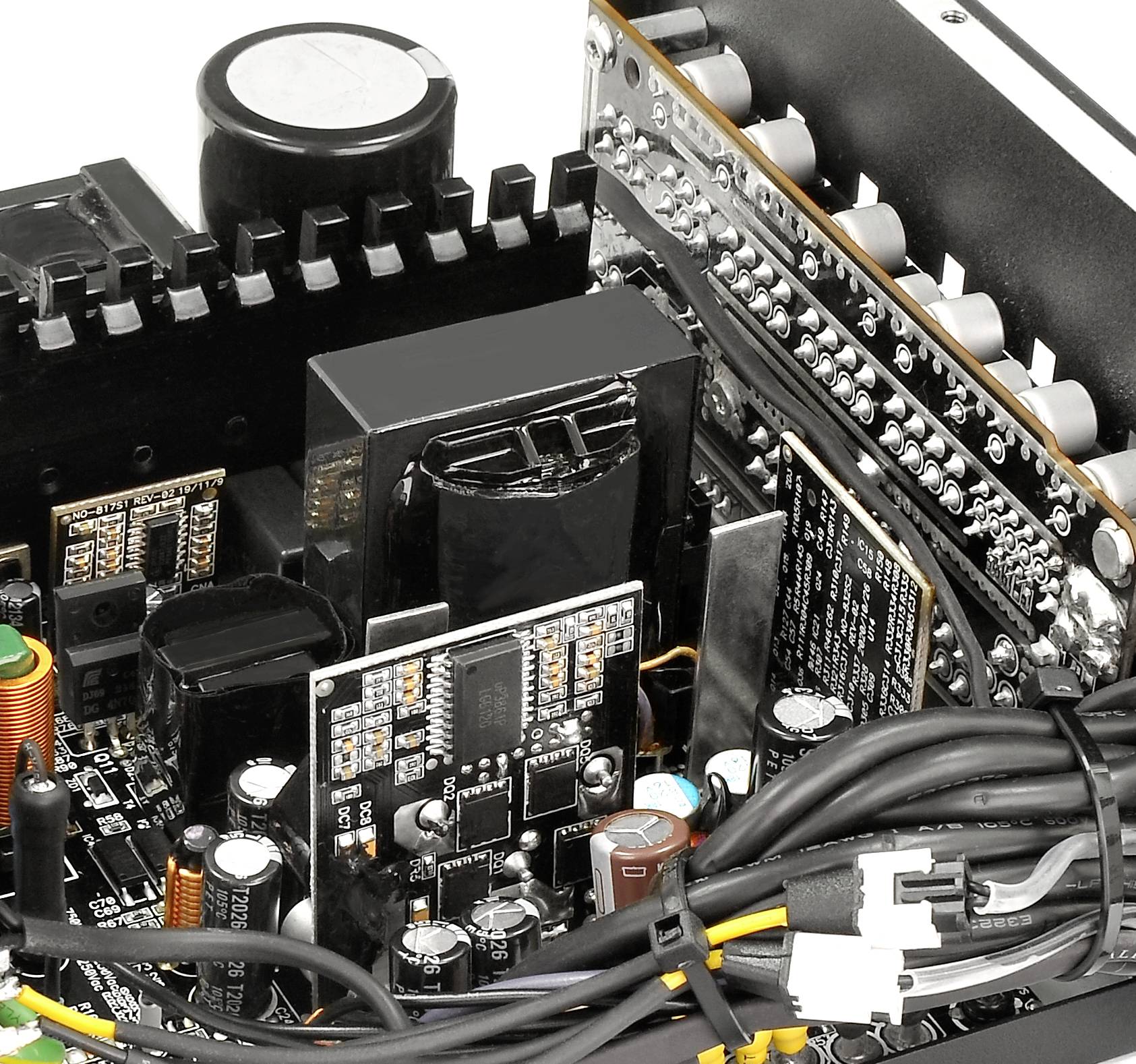 Zbliżenie elektronicznego obwodu drukowanego z czarnymi, prostokątnymi elementami i licznymi przewodami tworzącymi połączenia.