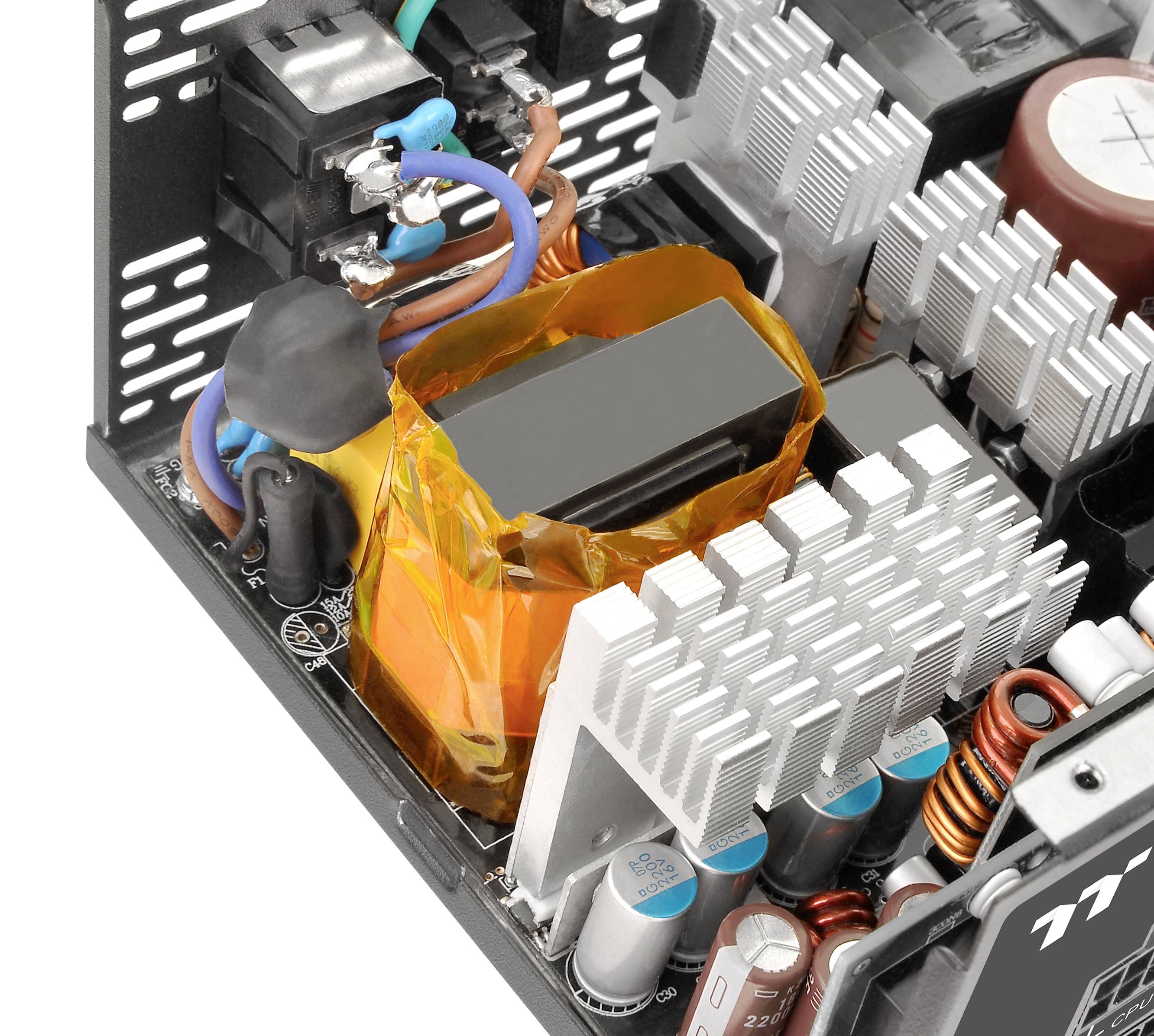 Moduł zasilania elektrycznego z komponentami elektrycznymi: transformator, radiator i kondensatory.