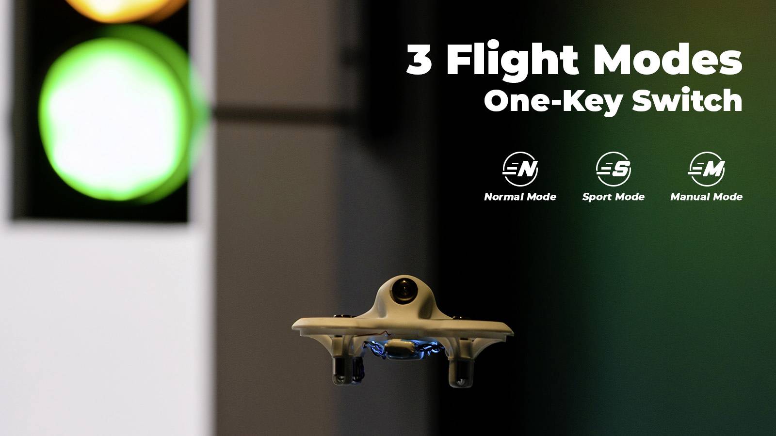 Dron unosi się w powietrzu z tekstem '3 tryby lotu: Normalny, Sportowy, Ręczny. Przycisk jednoprzyciSkowy' przed sygnalizatorem świetlnym, widoczne zielone światło.