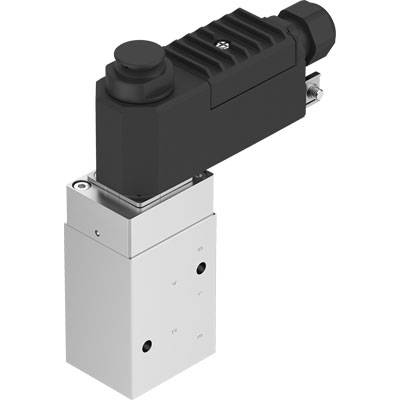 Zawór przemysłowy: Czarne elektryczne przyłącze na srebrnym bloku z otworami. Służy do sterowania przepływem cieczy.