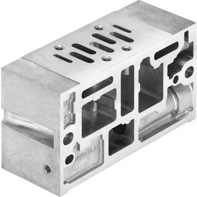Metalowy blok z kompleksowymi wycięciami i otworami, prawdopodobnie element urządzenia mechanicznego lub elektronicznego.