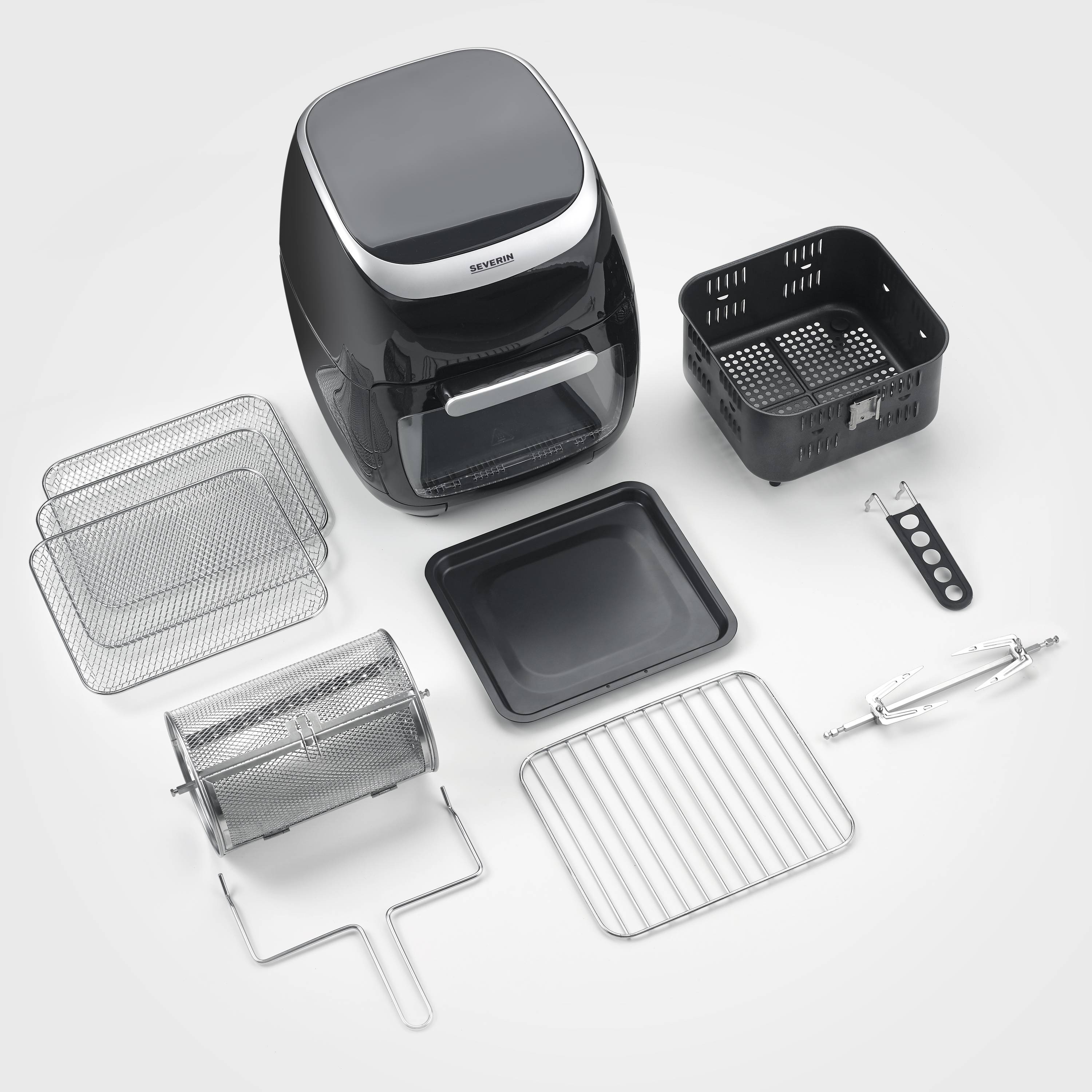 Wielofunkcyjna frytkownica na gorące powietrze z akcesoriami, takimi jak ruszt grillowy, wkładki siatkowe, blacha do pieczenia, kosz i obrotowy kosz, na szarym tle.