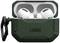 Bezprzewodowe białe słuchawki douszne w ciemnozielonym, strukturalnym etui ładującym z możliwością odpięcia uchwytu.