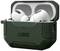 Zielony pokrowiec z otwartą pokrywą, w środku widoczne białe bezprzewodowe słuchawki dokanałowe włożone do ładowania.