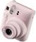 Różowy aparat natychmiastowy z serii 'instax mini 12'. Posiada wbudowaną lampę błyskową i obiektyw.
