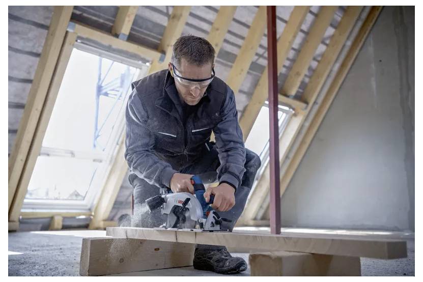 Акумуляторна дискова пилка Bosch Professional GKS 18V-57-2 L solo 18 V Максимальна глибина різання (90°) 57 мм