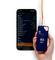 Smartfon wyświetla interfejs użytkownika urządzenia testowego sieci z informacjami o statusie Ethernet i adresach IP. Obok tego ręka trzyma urządzenie ze świecącymi diodami LED.