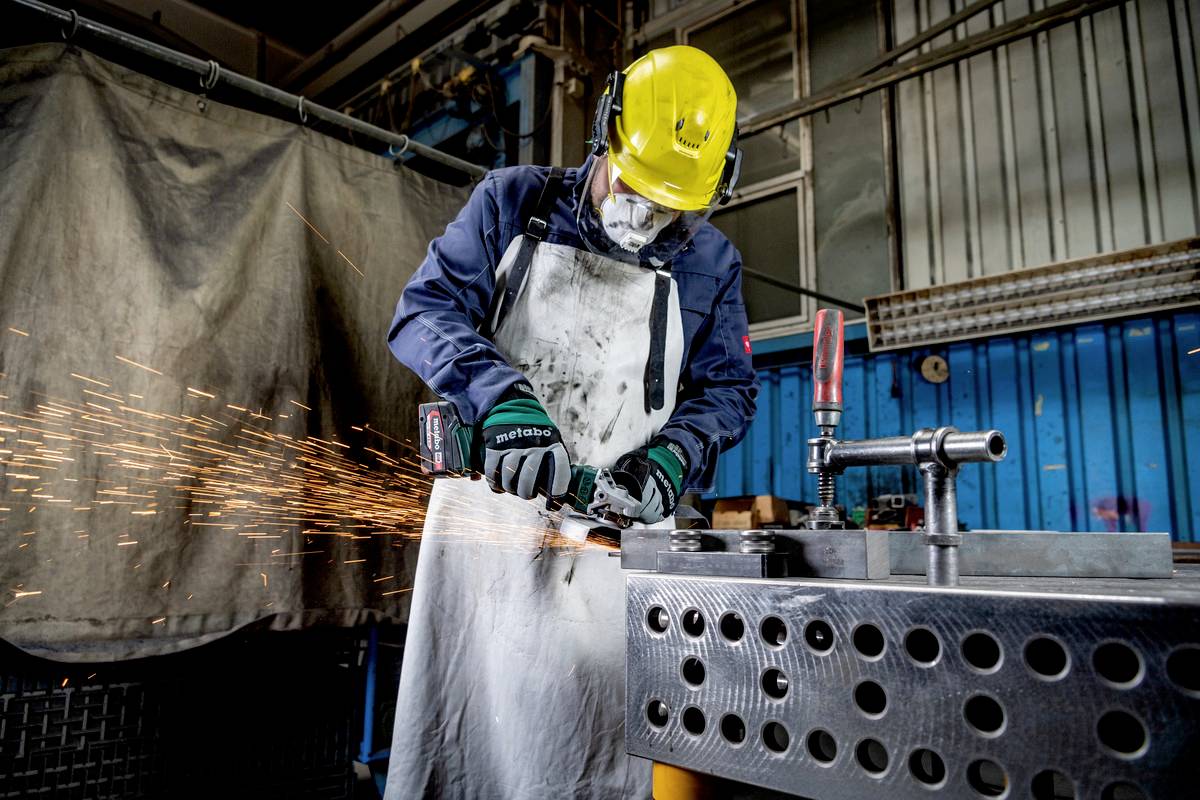 Акумуляторна кутова шліфувальна машина Metabo W 18 L BL 9-125 602374840