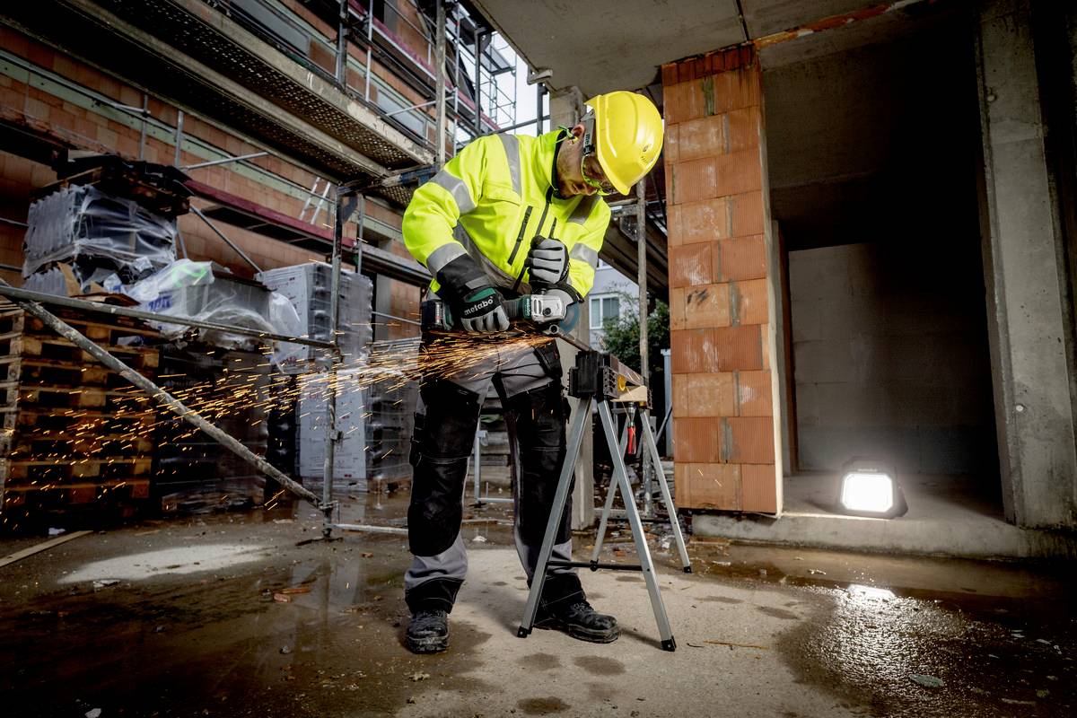 Акумуляторна кутова шліфувальна машина Metabo W 18 L BL 9-125 602374840