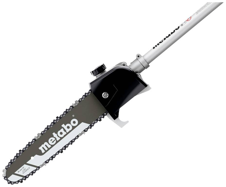Nasadka piły łańcuchowej marki 'metabo', zamocowana na przedłużce. Odpowiednia do przycinania wysokich gałęzi.
