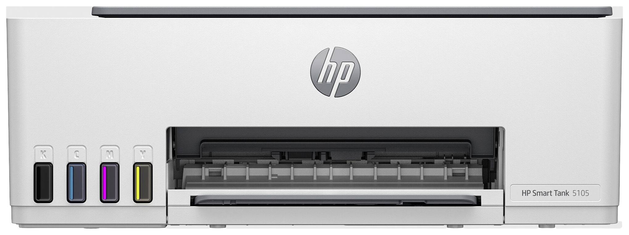 Biały drukarka z szarym logo HP pośrodku. Po lewej stronie znajdują się cztery zbiorniki z tuszem w kolorach czarnym, niebieskim (cyan), purpurowym (magenta) i żółtym.