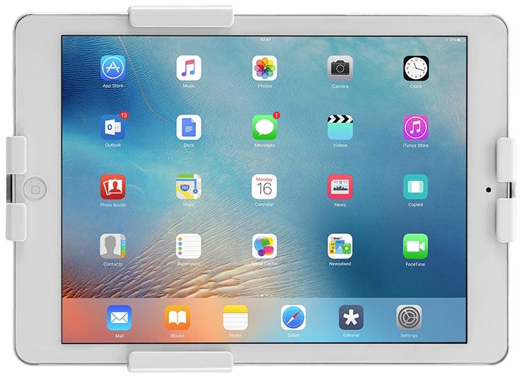 Tablet w uchwycie wyświetla ekran startowy z różnymi aplikacjami, takimi jak Safari, Poczta i Kalendarz.