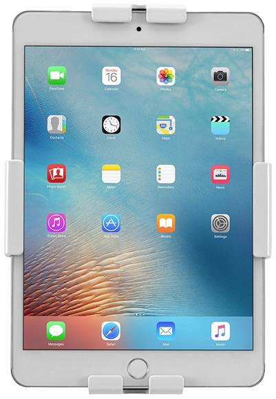 Tablet w uchwycie z aplikacjami na ekranie, w tym wiadomości, muzyka i zdjęcia, na tle abstrakcyjnego tła.