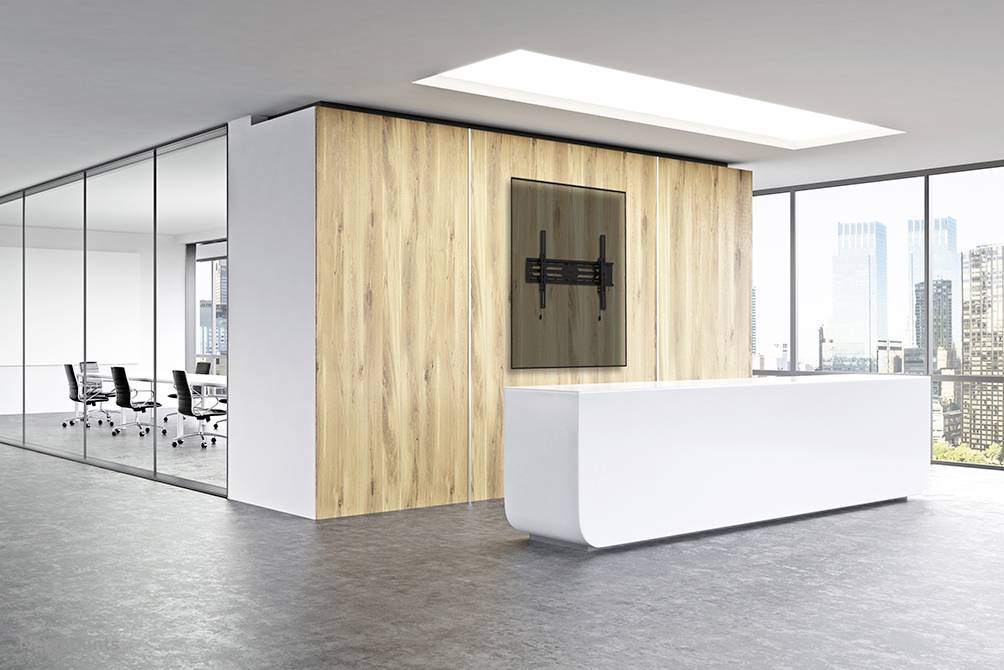 Nowoczesne lobby z białym blatem recepcyjnym, drewnianą ścianą akcentową i szklanymi ściankami prowadzącymi do sali konferencyjnej. Duże okna z widokiem na miasto.