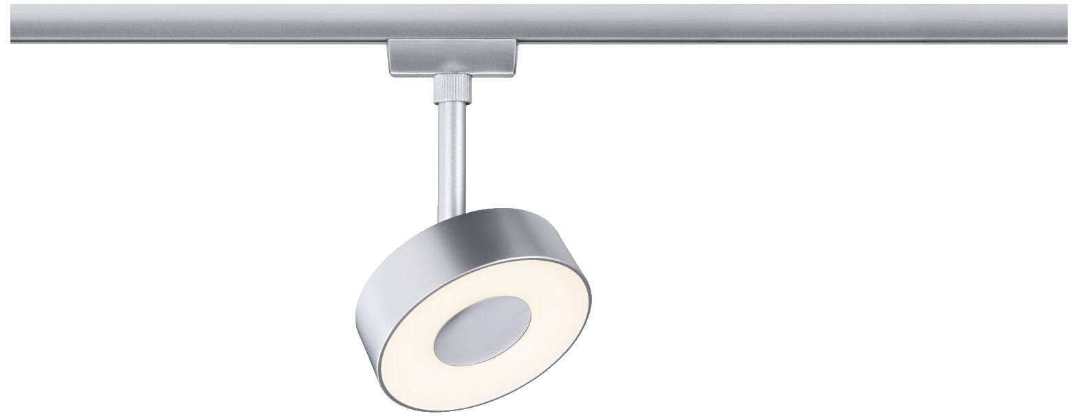 Nowoczesna, srebrzysta lampa sufitowa o okrągłym, płaskim kształcie zawieszona jest na szynie, dając miękkie, rozproszone światło.