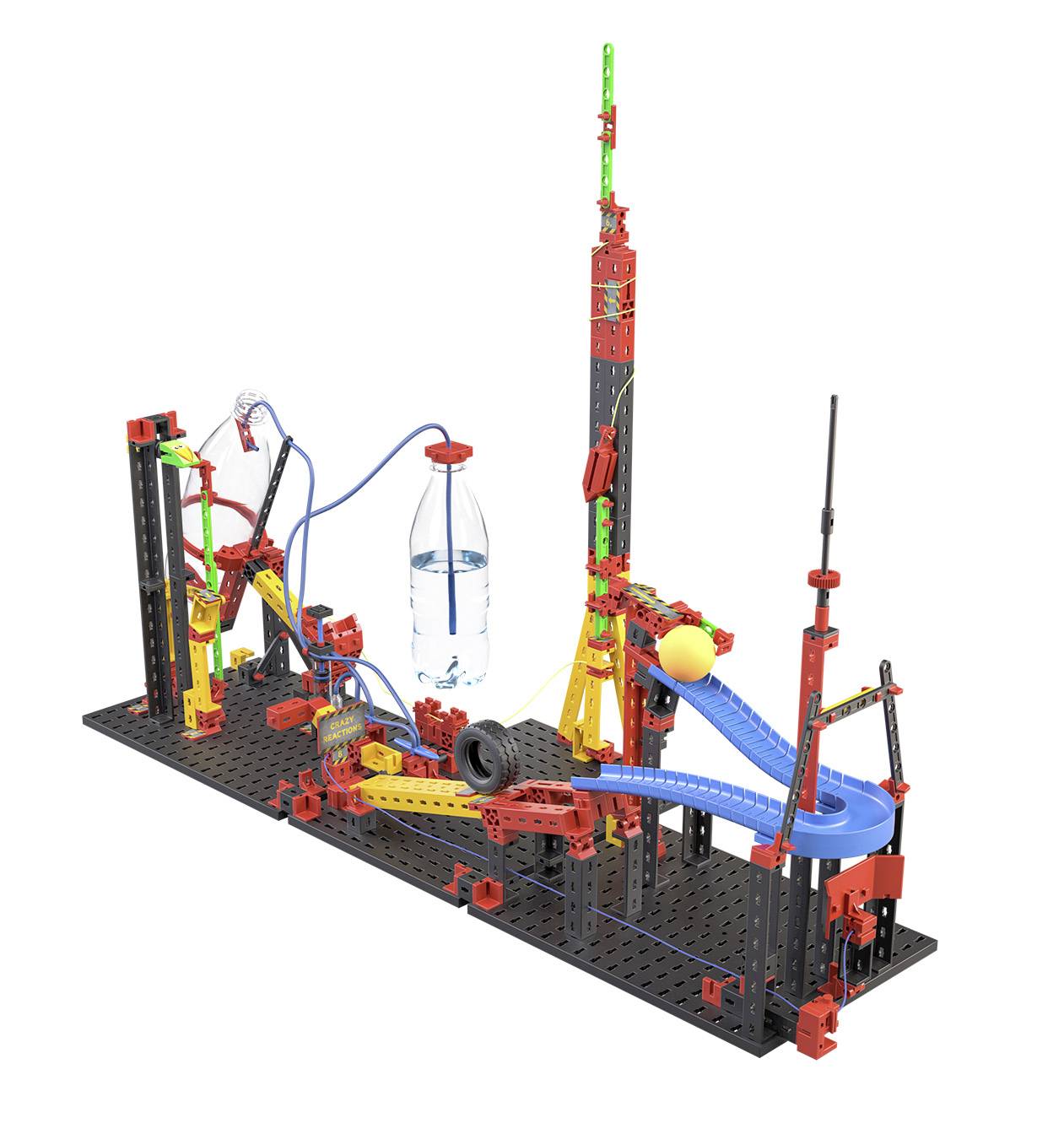 Złożona maszyna reakcyjna z tworzywa sztucznego, która inicjuje ruchy za pomocą butelki wody, kuli i pochylni.