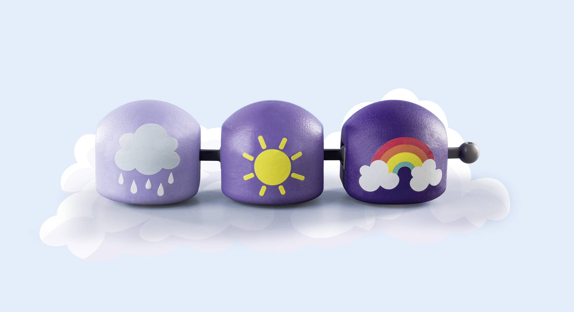 Trzy fioletowe kostki na chmurnej podstawie przedstawiają obrazy pogody: chmurę z deszczem, słońce oraz tęczę z chmurami.