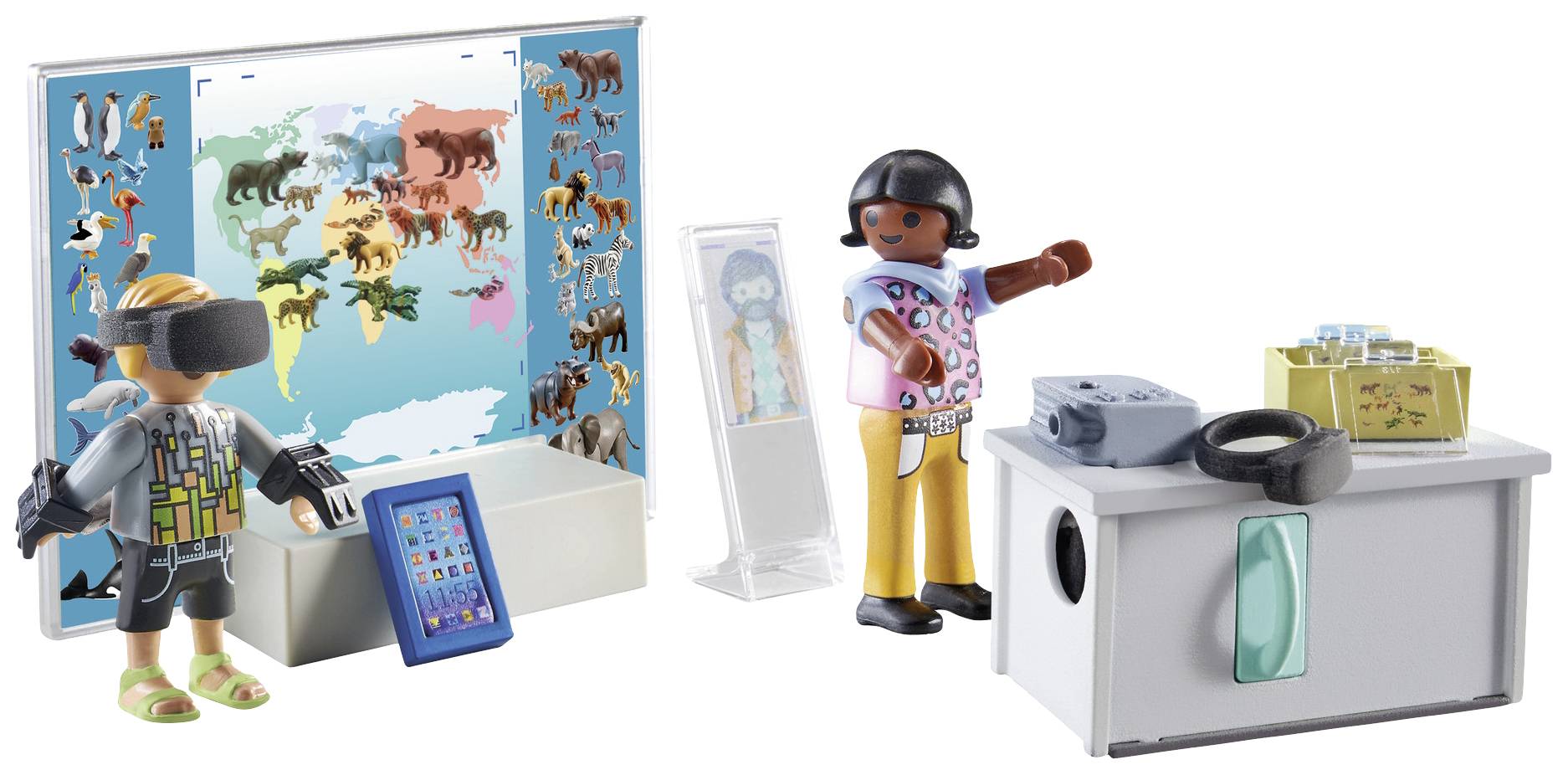 Dwie dziecięce postacie bawią się technologią VR przed mapą świata z dzikimi zwierzętami. Na pierwszym planie widoczny jest stół z zestawem słuchawek VR i innym sprzętem.