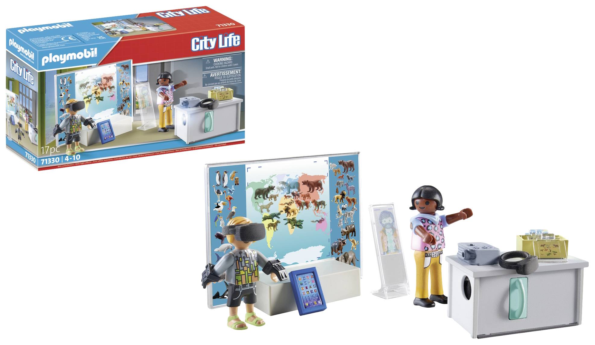 Zestaw do zabawy z figurkami w sklepie zoologicznym: dziecko z papugą na ramieniu i tabletem; dorosły przy kasie z terminalem płatniczym, a w tle zwierzęta.