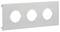 Metalowa płyta maskująca z trzema okrągłymi wycięciami w rzędzie, przeznaczona do montażu elementów takich jak gniazda elektryczne lub przełączniki.